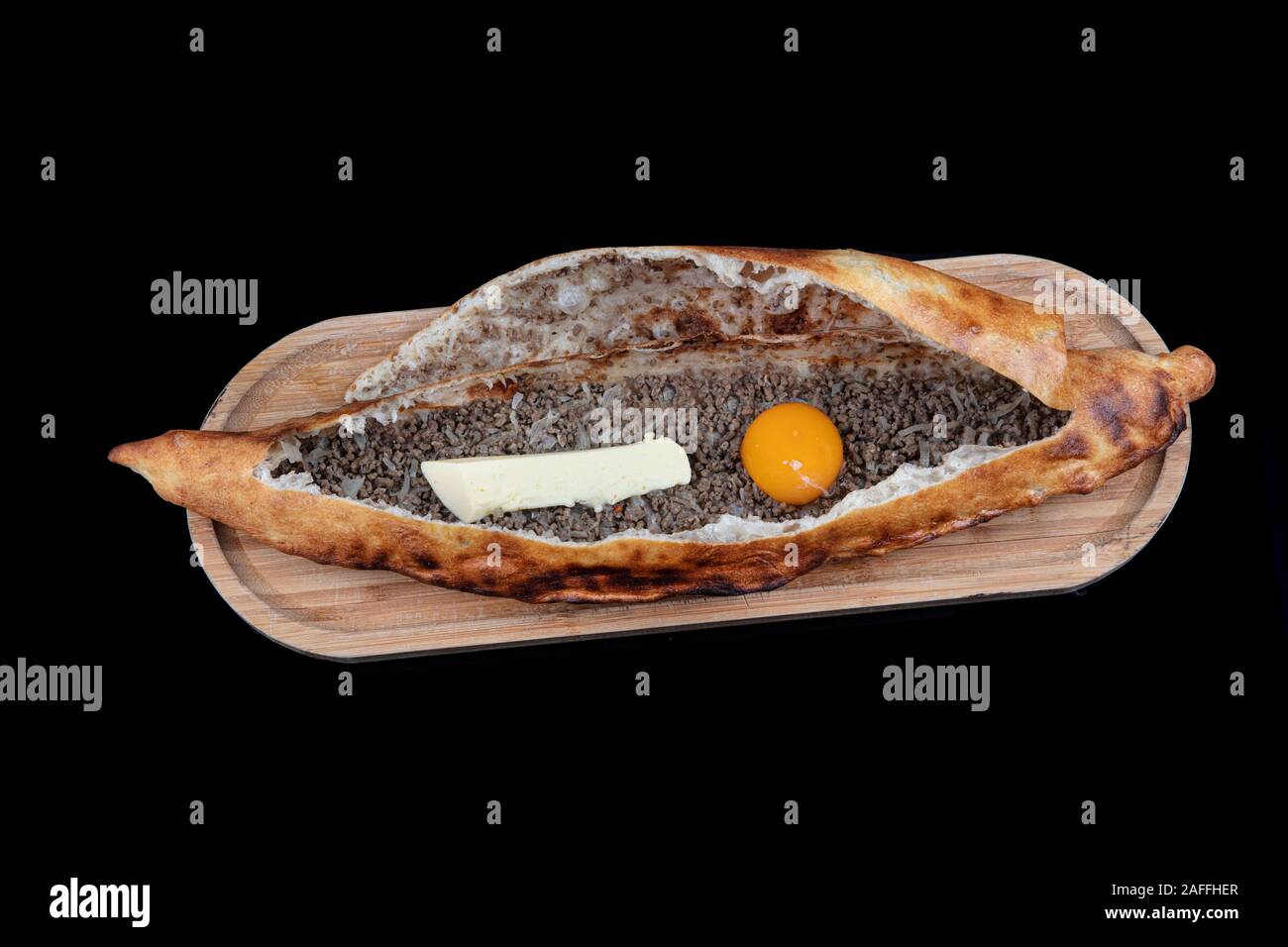 Bagno turco Karadeniz Pide con sminuzzato (Kiymali Pide). Bagno turco pita (Karadeniz Pidesi) concetto di pane su sfondo nero. Foto Stock