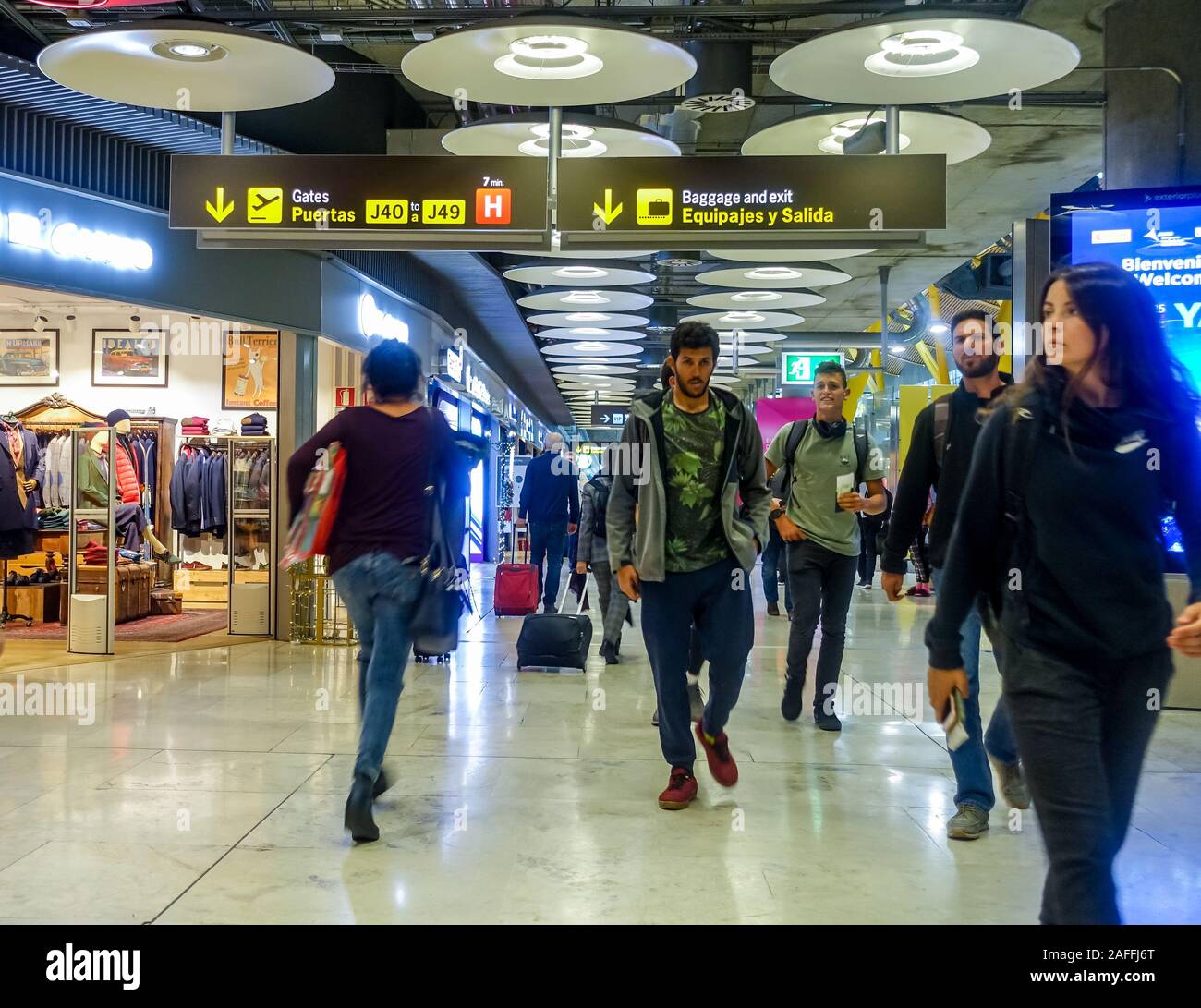 Passeggeri nel Terminal 4 di Madrid Barajas Adolfo Suárez aeroporto a Madrid, Spagna Foto Stock