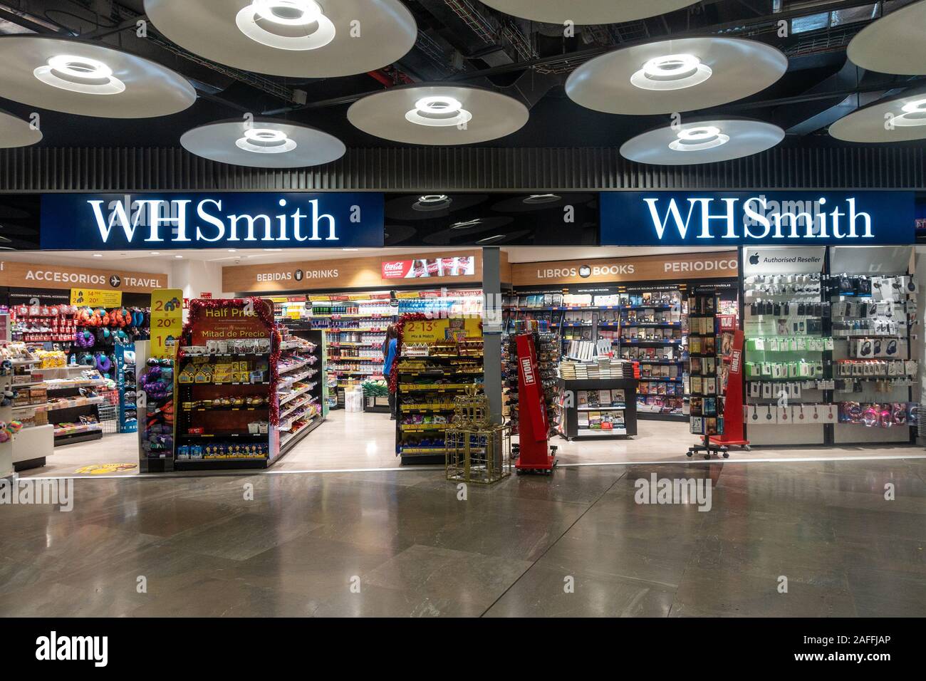 Negozio WHSMith: Informare in Temrinal 4S di Madrid-Barajas Adolfo Suárez Aeroporto, Madrid, Spagna. Foto Stock