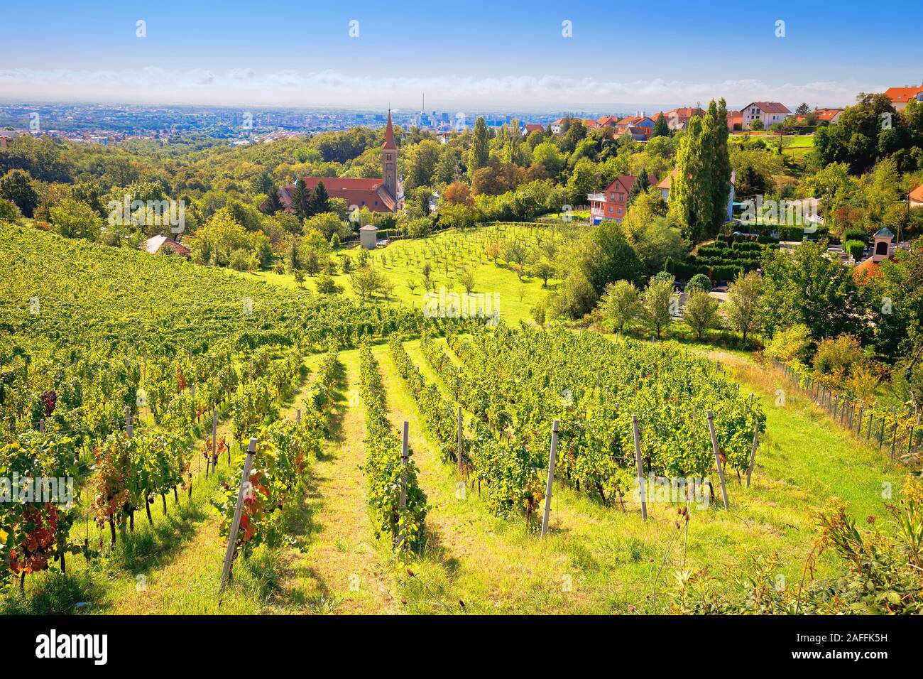 Zagabria zona verde. Chiesa e vigna sul verde collina sopra la capitale croata Zagabria, Remete, Croazia Foto Stock