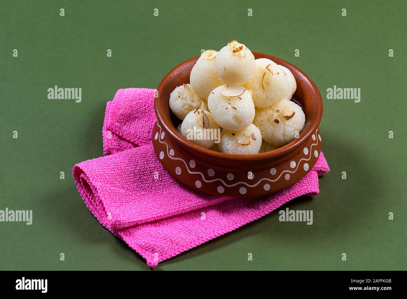 Indian dolce - Rasgulla, famoso dolce bengalesi in argilla con vaso igienico Foto Stock