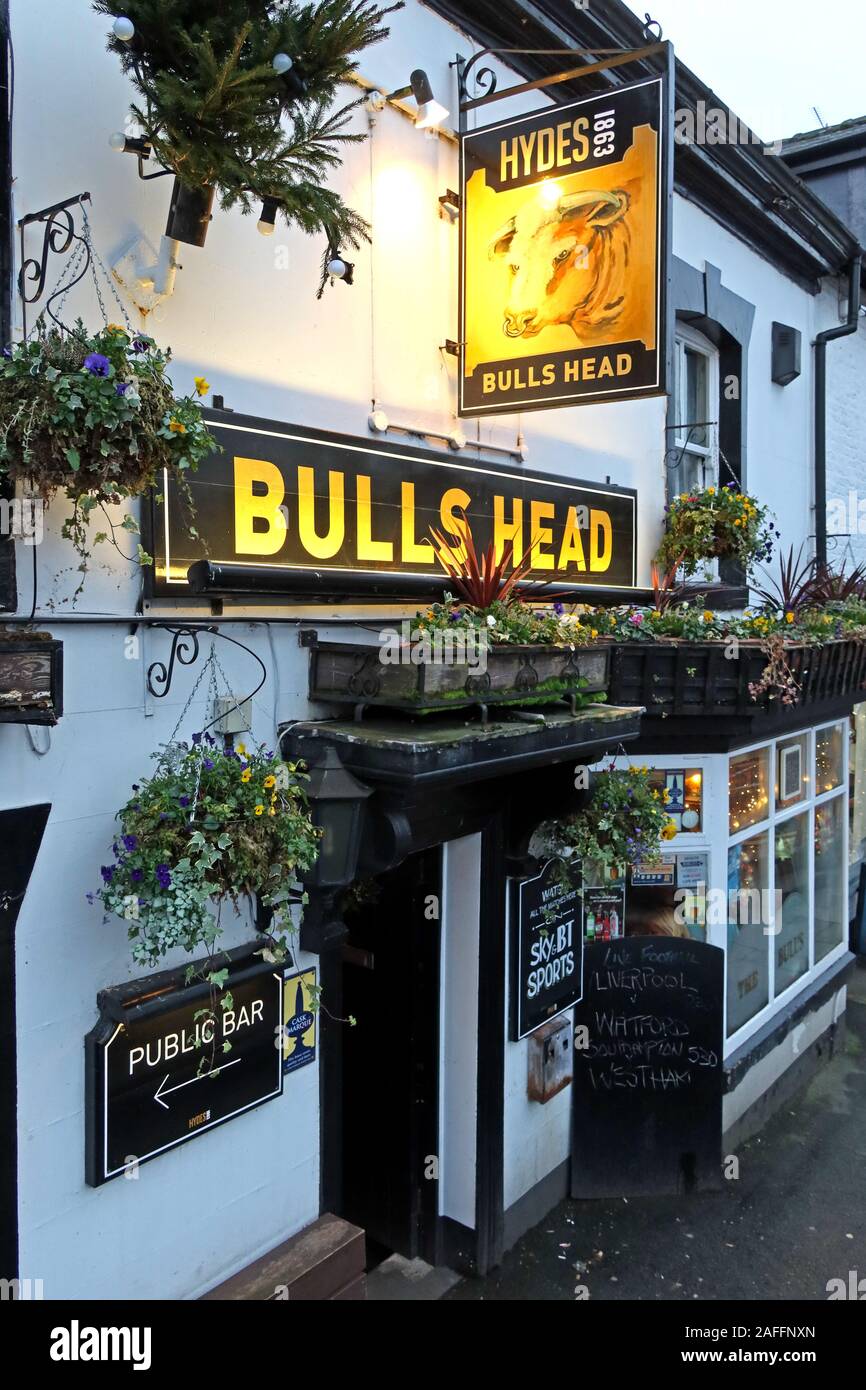 The Bulls Head pub, 32 The Cross, Lymm, Warrington, Cheshire, Inghilterra, Regno Unito, WA13 0HU, Hydes Brewery Foto Stock
