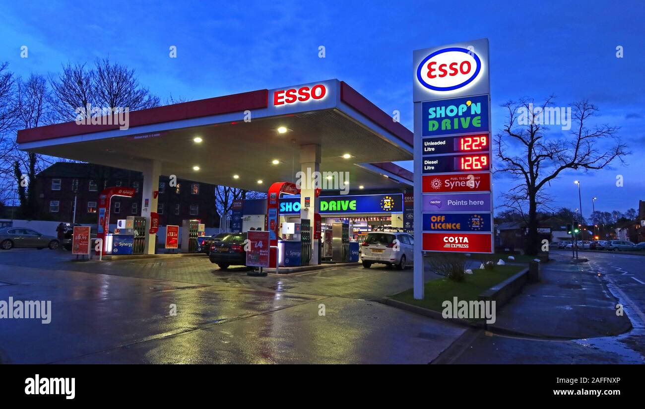 Esso Stop and Drive Forecourt, Rontec, Latchford East, Warrington, Cheshire, Inghilterra, Regno Unito, WA4 Foto Stock