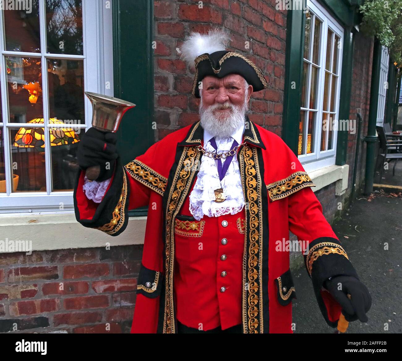 Town Crier con la sua campana - Lymm Dickensian Christmas Festival, Warrington, Cheshire, Inghilterra, Regno Unito, WA13 0HR Foto Stock