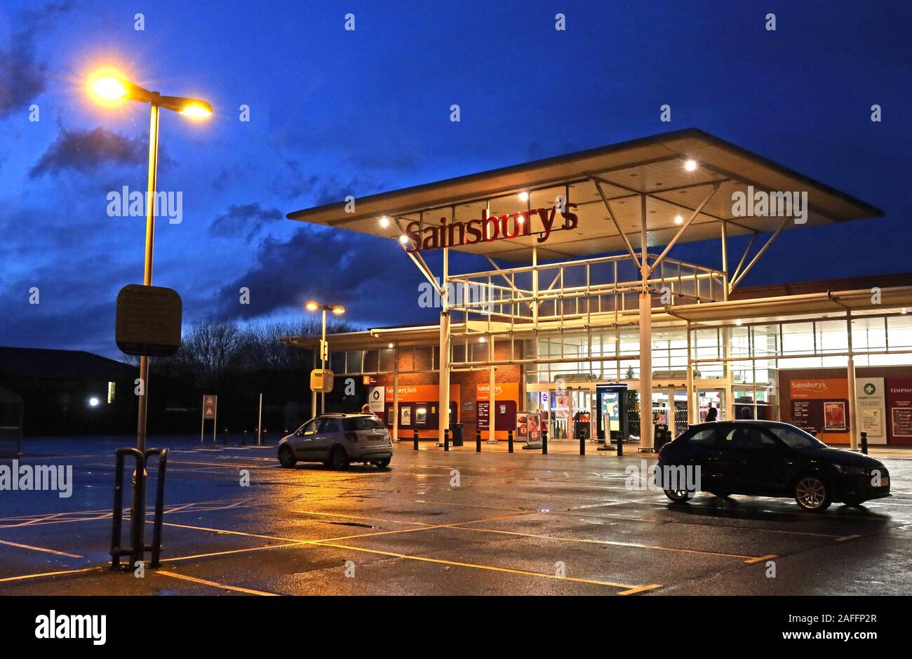 Sainsburys supermercato, 100 Church St, Warrington, Cheshire, Inghilterra, Regno Unito, WA1 2TN, parcheggio auto vuoto, al tramonto, prima sera Foto Stock