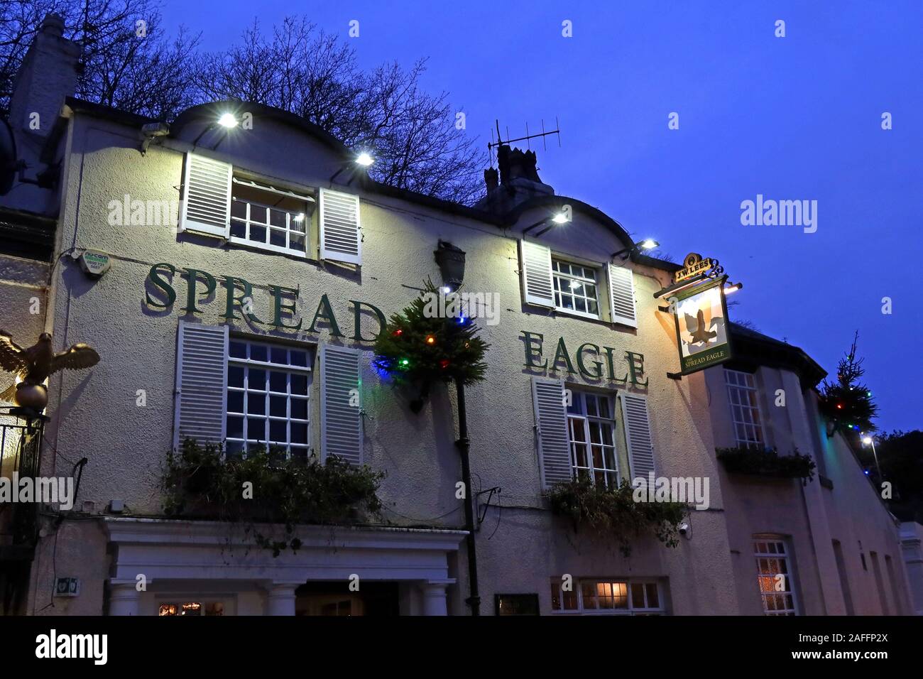 Spread Eagle pub, 47 Eagle Brow, Lymm, Warrington, Cheshire, Inghilterra, Regno Unito, WA13 0AG, al tramonto, inverno Foto Stock