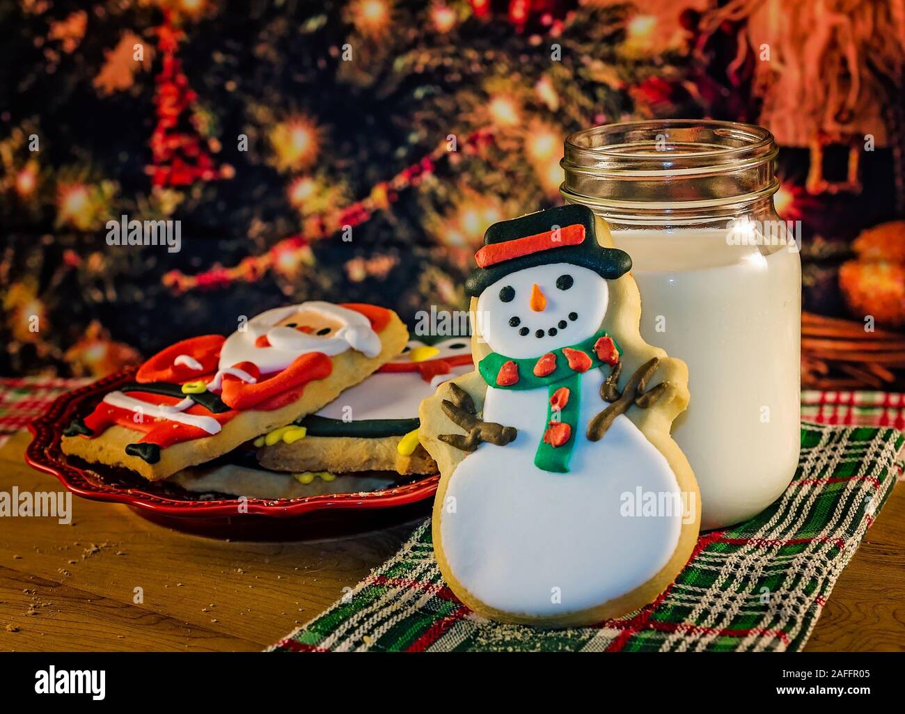 Biscotti di Natale e un bicchiere di latte sono nella foto accanto a un albero di Natale, 7 gennaio 2017, in Coden, Alabama. Foto Stock