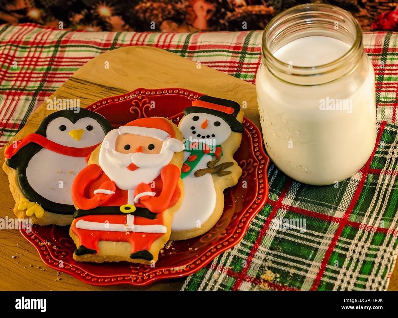 Biscotti di Natale e un bicchiere di latte sono nella foto accanto a un albero di Natale, 7 gennaio 2017, in Coden, Alabama. Foto Stock