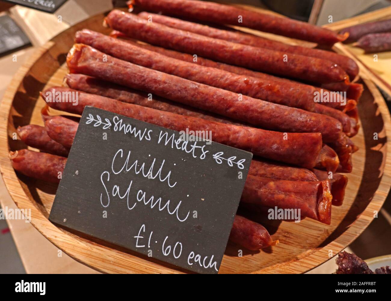 Salame artigianale, carni di Shaws, in vendita a biologico, mercato agricolo, Gloucestershire, Inghilterra sud-occidentale, UK, prodotti a base di carne, dalla Cumbria Foto Stock
