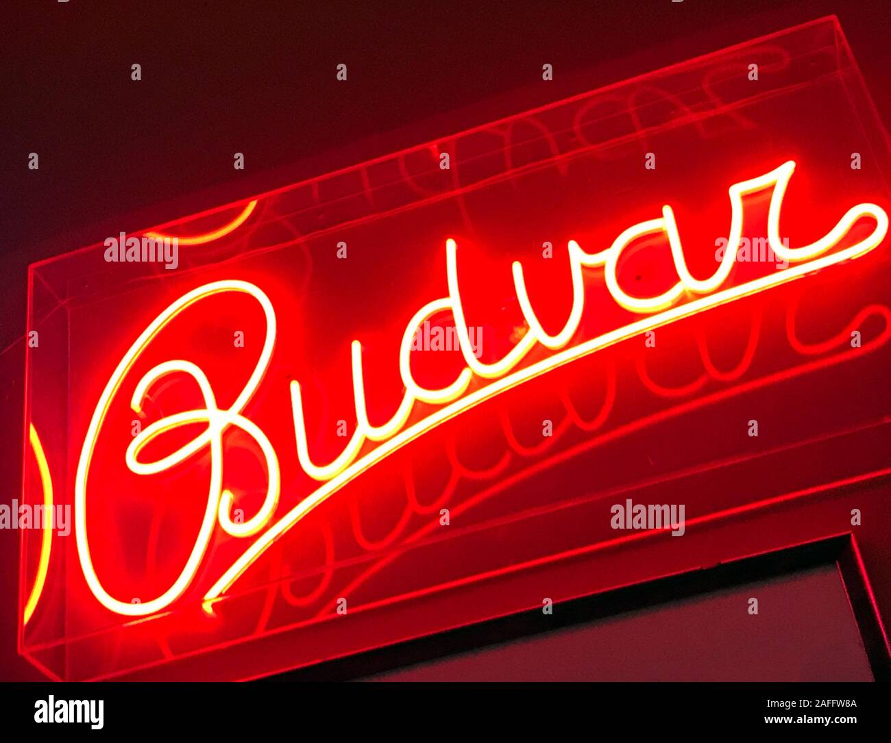 Red Budvar Pilsner Neon Sign, prodotta nella città ceca di České Budějovice, UE Foto Stock