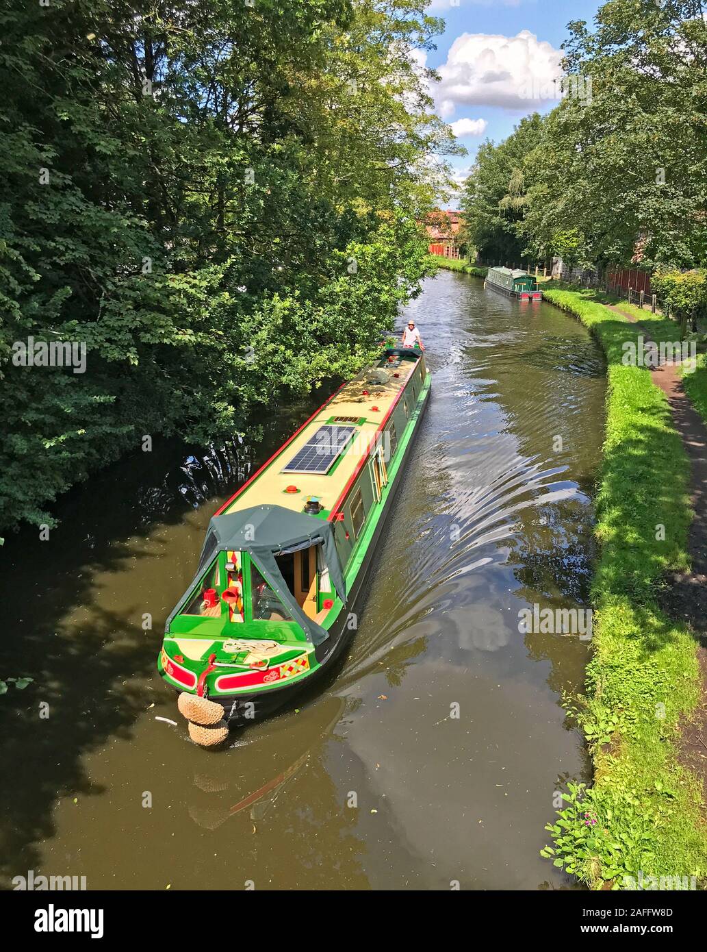 Chiatta di Narrowboat, navigando attraverso Grappenhall, attraverso il canale Bridgewater, il canale, Warrington, Cheshire, Inghilterra, Regno Unito, WA4 Foto Stock