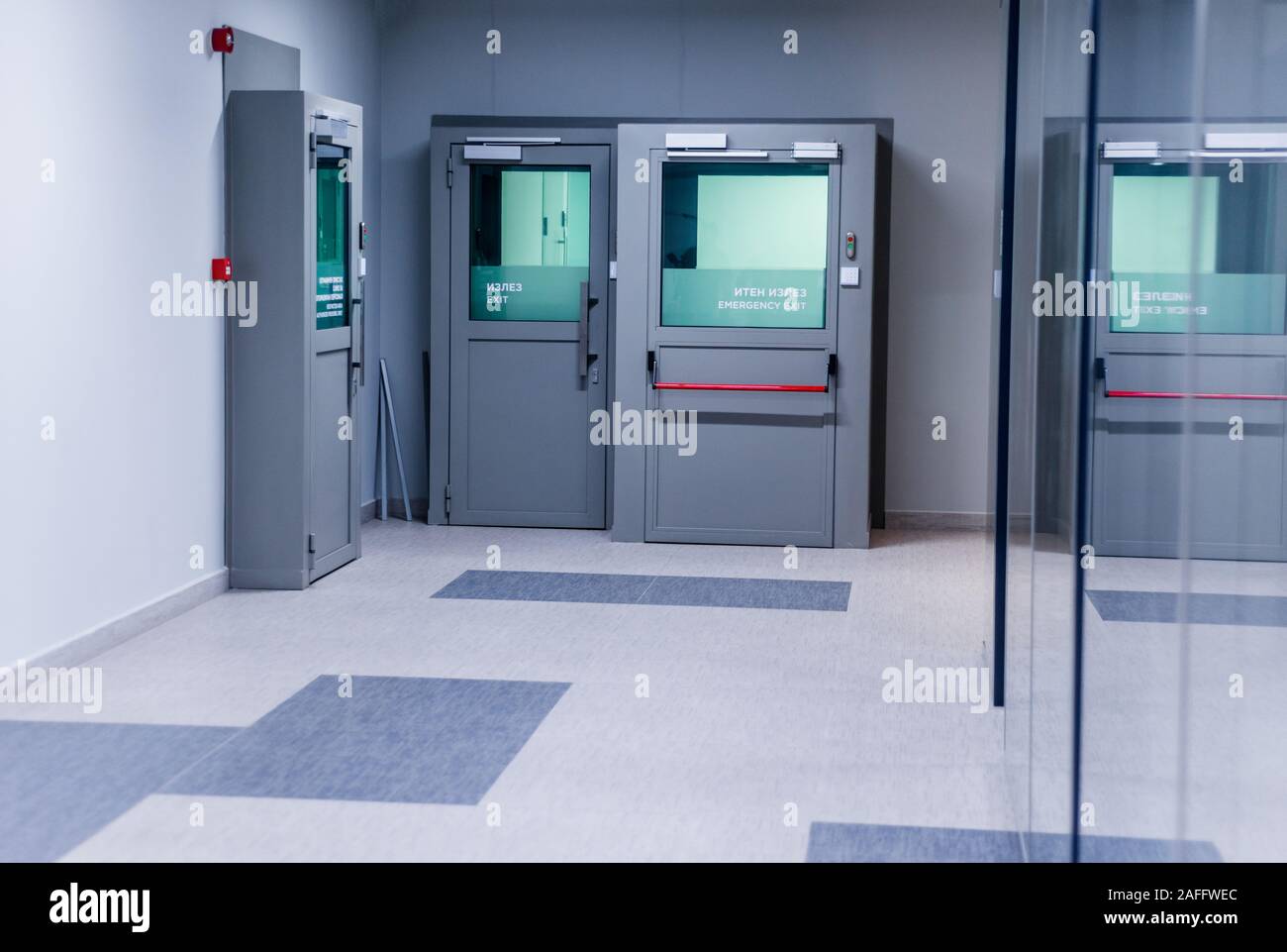 Corridoio con tre in vetro e metallo porte rinforzate con dispositivi di  controllo di accesso Foto stock - Alamy