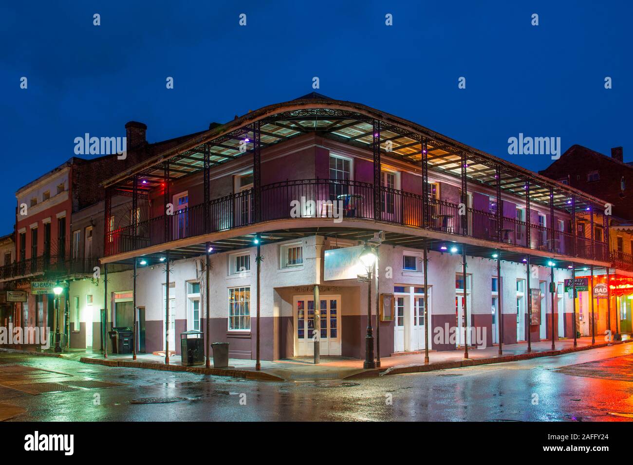 Edifici storici in corrispondenza della zona di spigolo di Bourbon Street e St Peter Street nel Quartiere Francese di notte a New Orleans, Louisiana, Stati Uniti d'America. Foto Stock