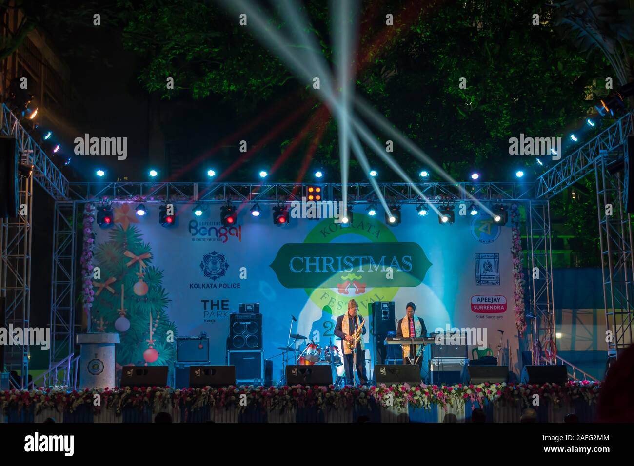 Un programma culturale è stato tenuto in Park Street durante il Natale in Kolkata, India su dicembre 2019 Foto Stock