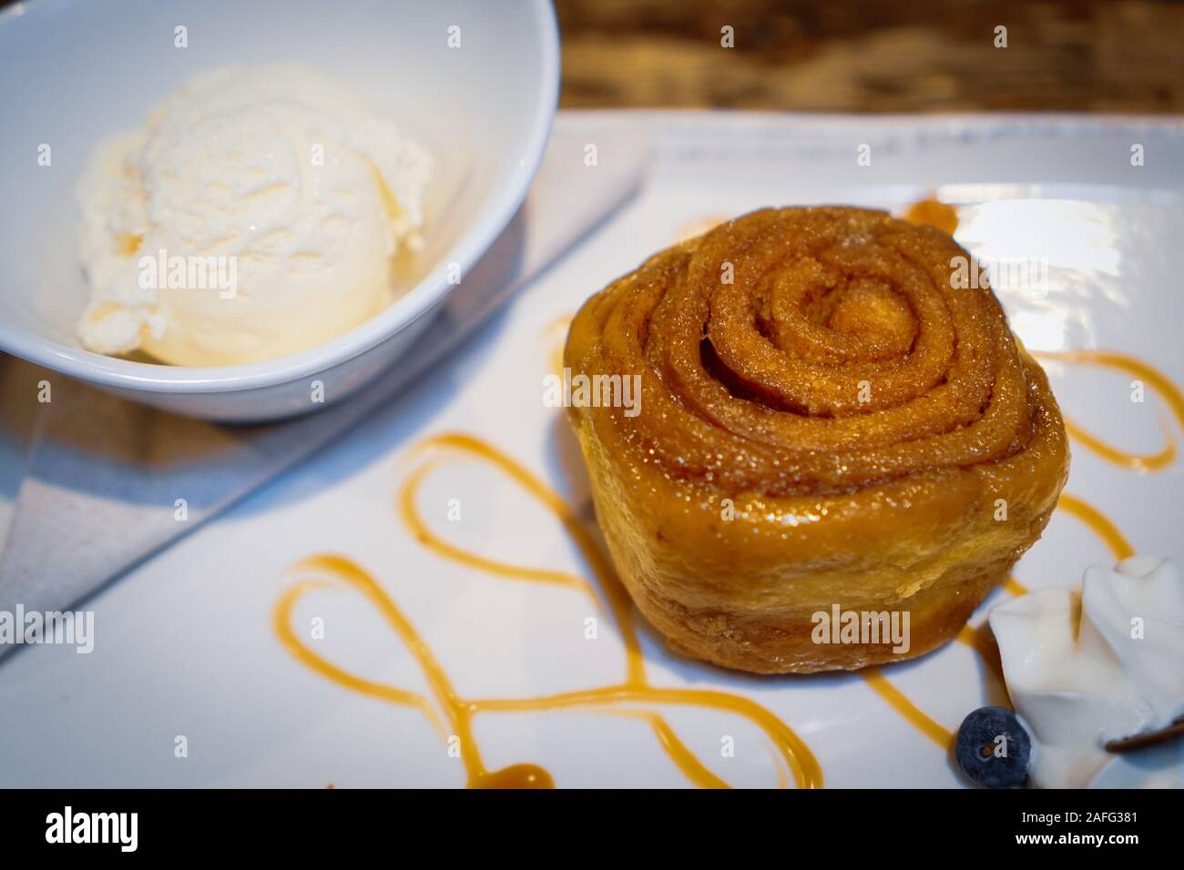 Sticky bun con gelato alla vaniglia Foto Stock