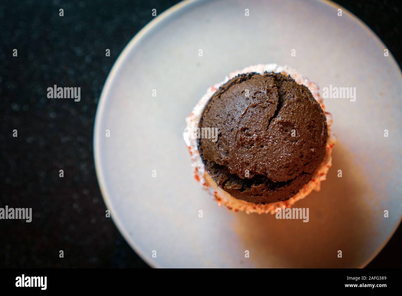 Cioccolato torta Whoopie con schiacciato Candy Canes Foto Stock