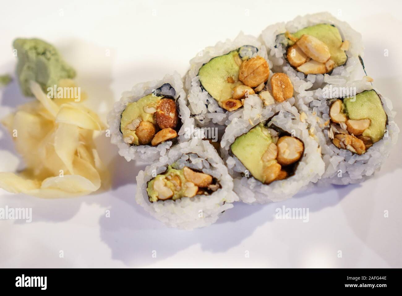 Sushi vegetale con avocado e arachidi Foto Stock