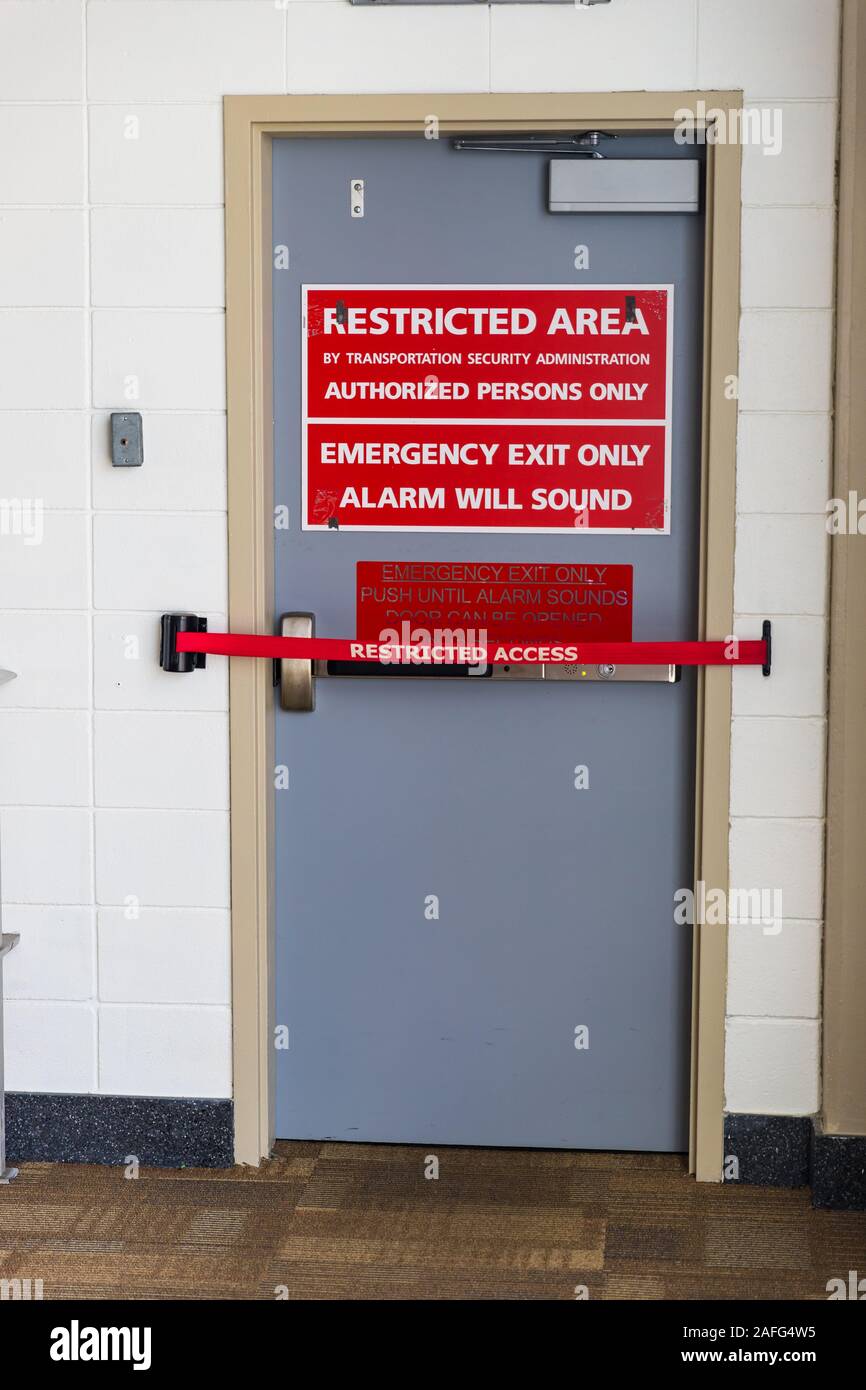 Uscita di emergenza porta in airport terminal con accesso a zona ristretta. Foto Stock