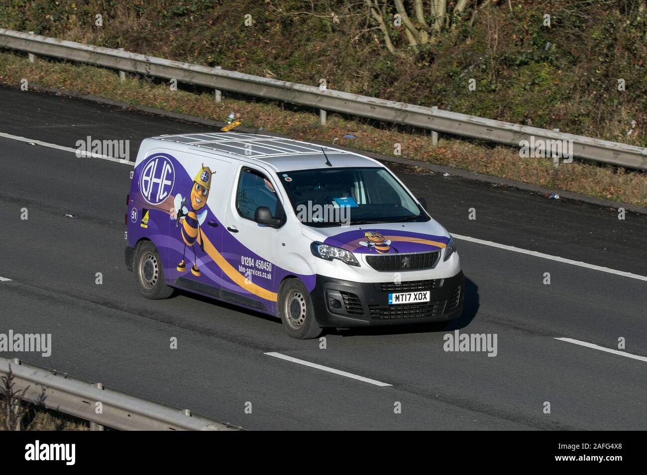 BHE servizi Peugeot pannello di lavoro van guida sulla M61 vicino a Manchester, Regno Unito Foto Stock