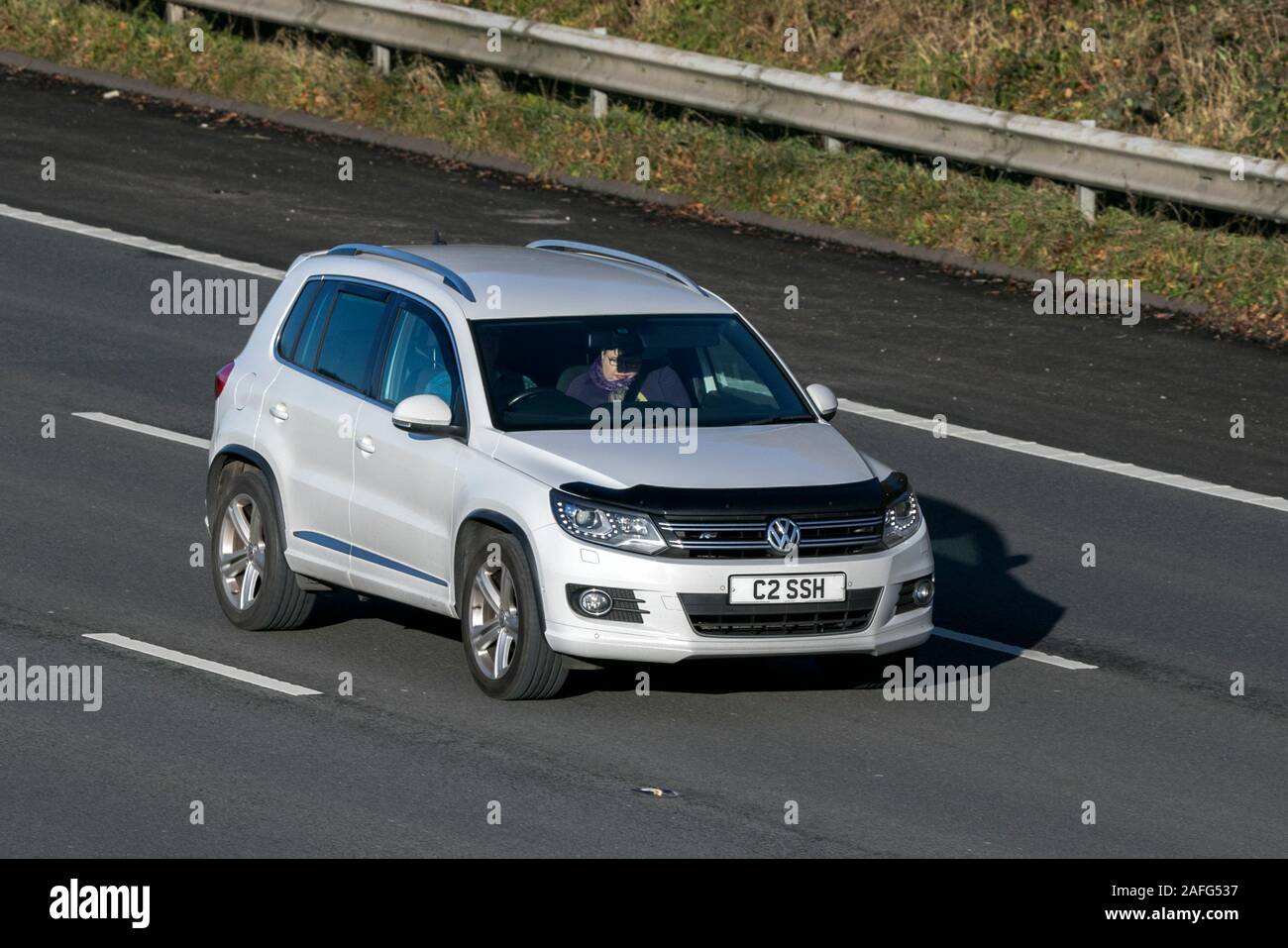 2013 bianco Volkswagen Tiguan R Line TDI Bluetec; guida sulla M61 Autostrada vicino a Manchester, Regno Unito Foto Stock