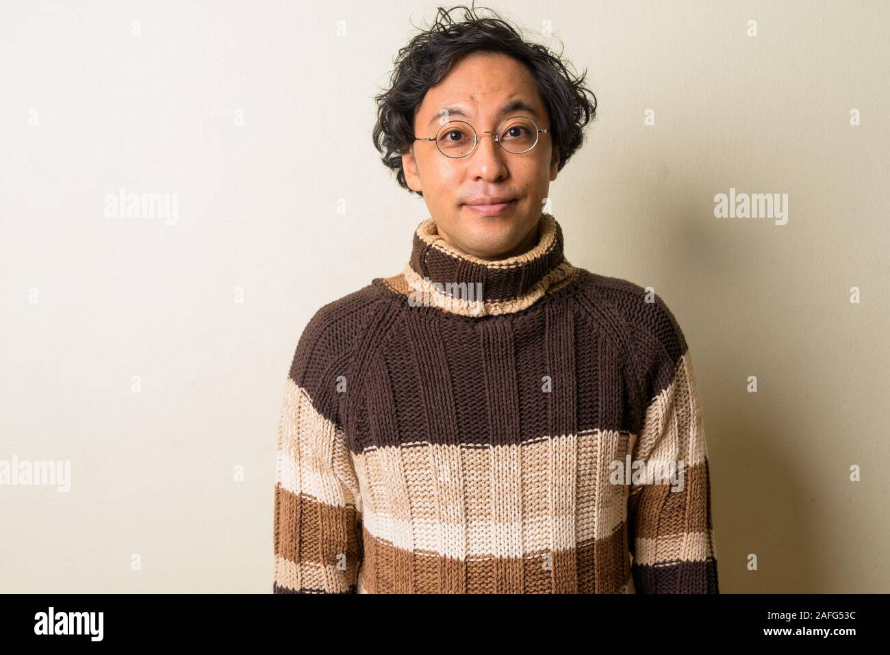 Volto di uomo giapponese con occhiali pronto per l'inverno Foto Stock