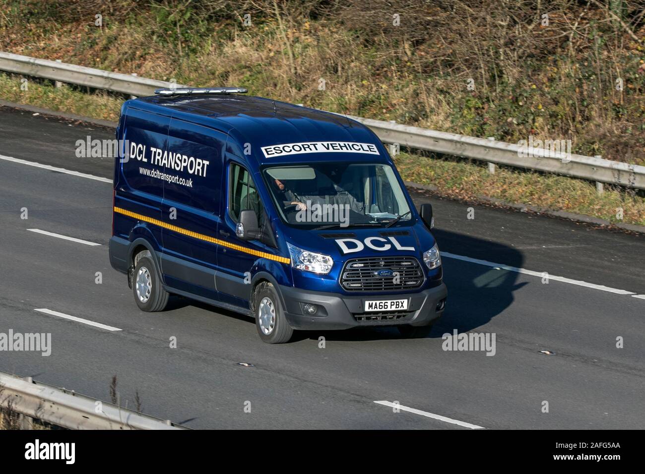Trasporto DCL Escort 2016 Ford Transit 290 Econeti Trend; veicolo van ; la guida sulla M61 vicino a Manchester, Regno Unito Foto Stock