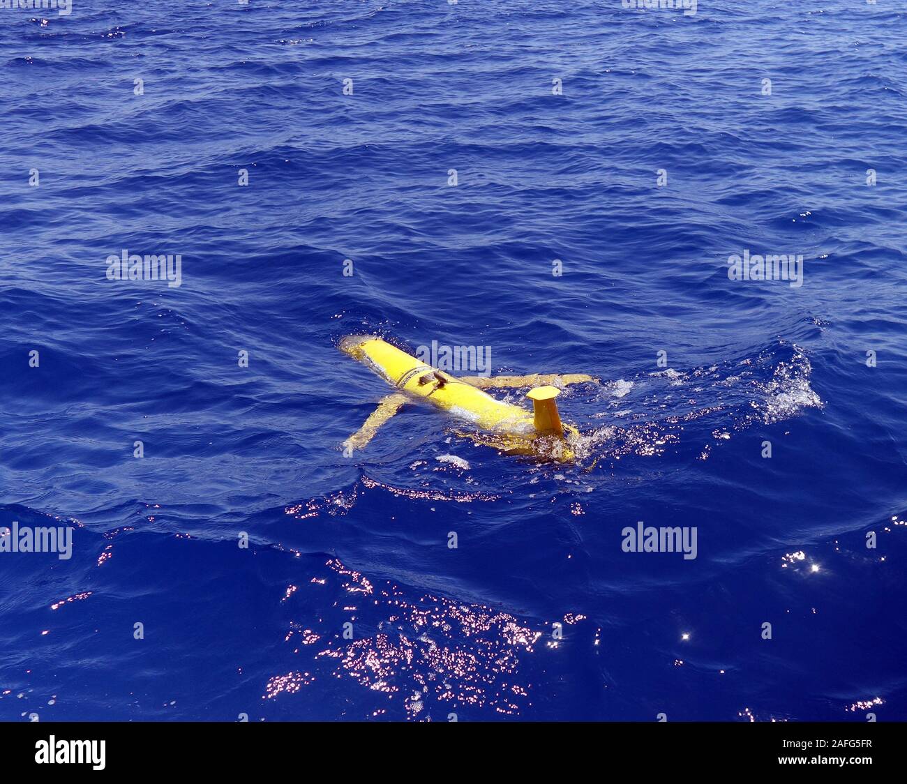 Oceano autonoma glider in superficie rendendo la trasmissione via satellite, della Grande Barriera Corallina, Queensland, Australia. N. PR Foto Stock