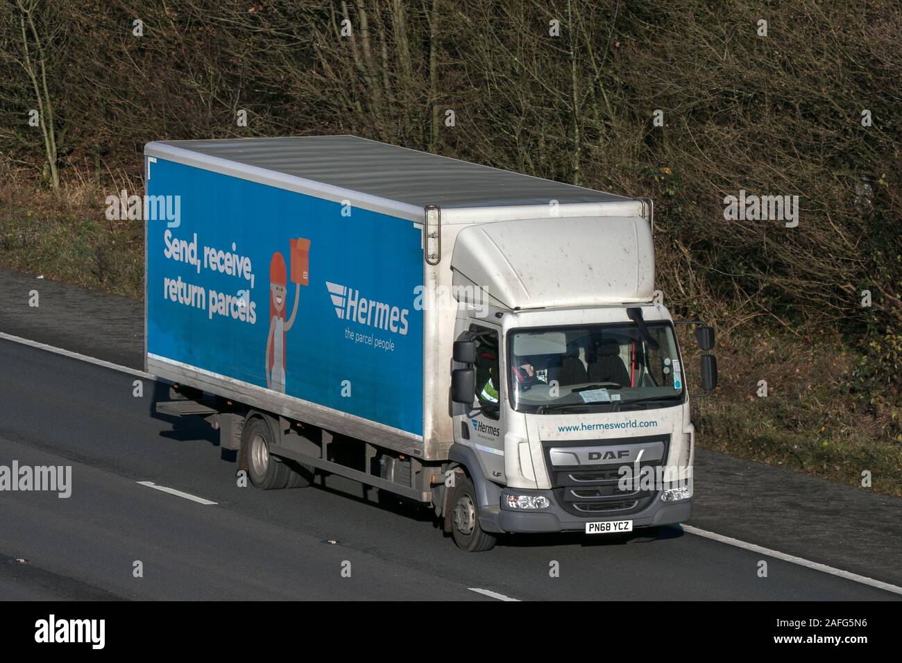 Hermes Haulage furgoni, camion, trasporto, carrello, cargo carrier, veicolo commerciale, trasporti, industria, M6 a Lancaster, Regno Unito Foto Stock