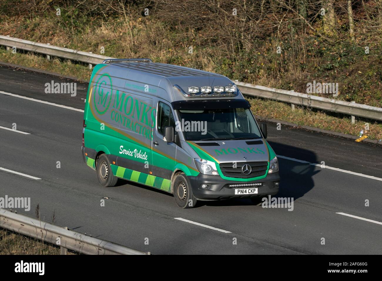 I monaci appaltatori veicolo di servizio Mercedes Benz Sprinter guida sulla M61 vicino a Manchester, Regno Unito Foto Stock