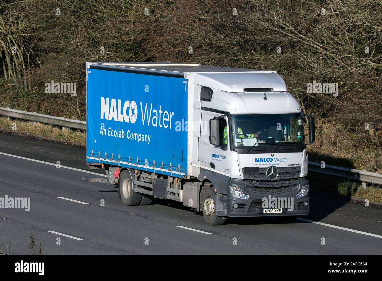 Acqua di Nalco curtainsider guida sulla M61 vicino a Manchester, Regno Unito Foto Stock