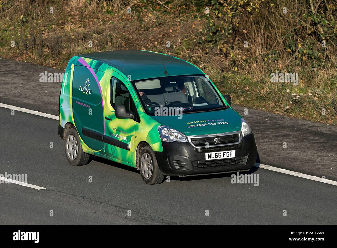 Coltivare il giardino paesaggi di manutenzione Pannello Peugeot van guida sulla M61 vicino a Manchester, Regno Unito Foto Stock