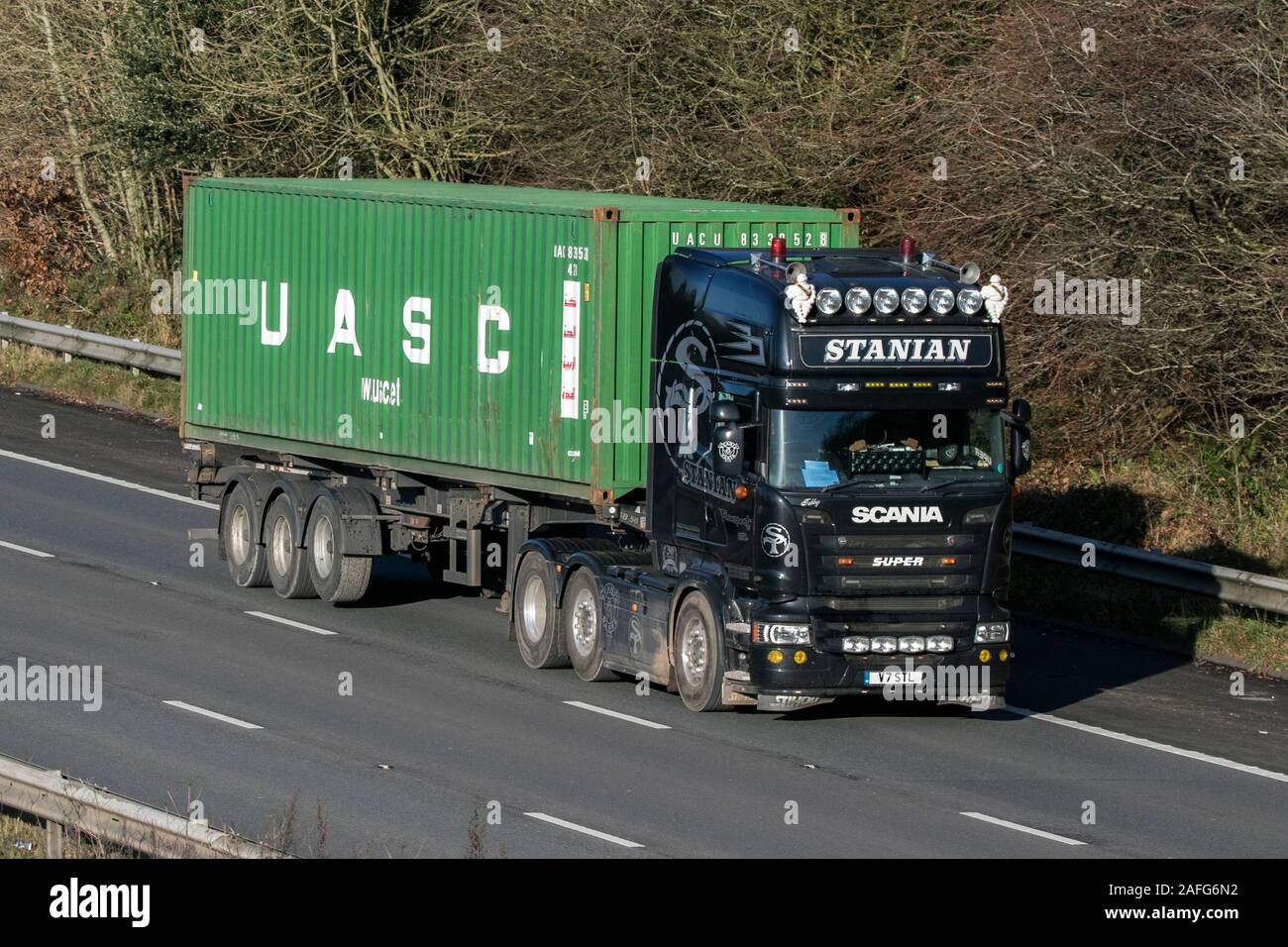 Contenitore UASC; Haulage furgoni, camion, trasporto, carrello, cargo carrier, Scania veicolo da trasporto commerciale industria, M6 Lancaster, Regno Unito Foto Stock