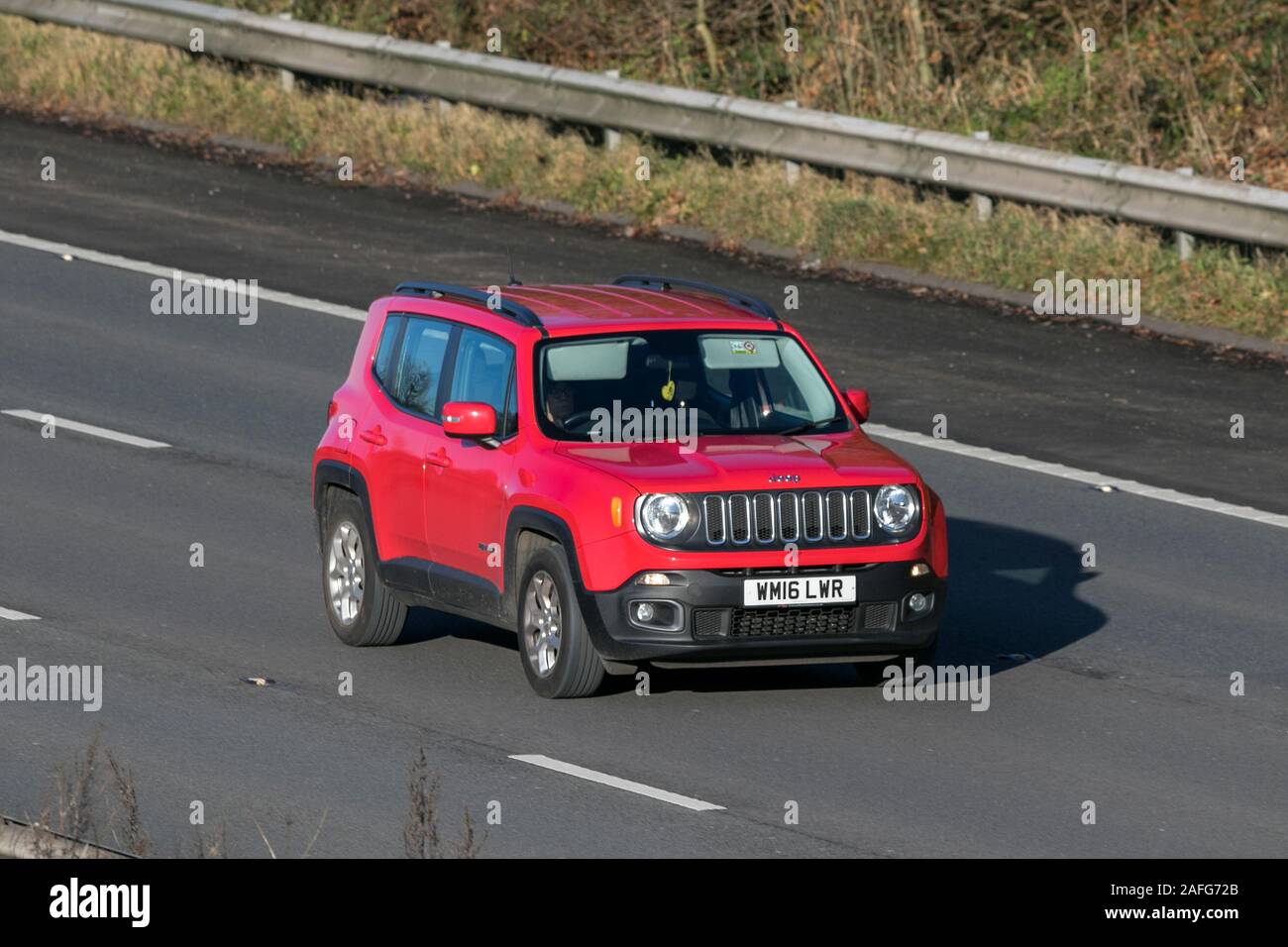 2016 red Jeep Renegade Longitudine sport utility vehicle la guida sulla M61 Autostrada vicino a Manchester, Regno Unito Foto Stock