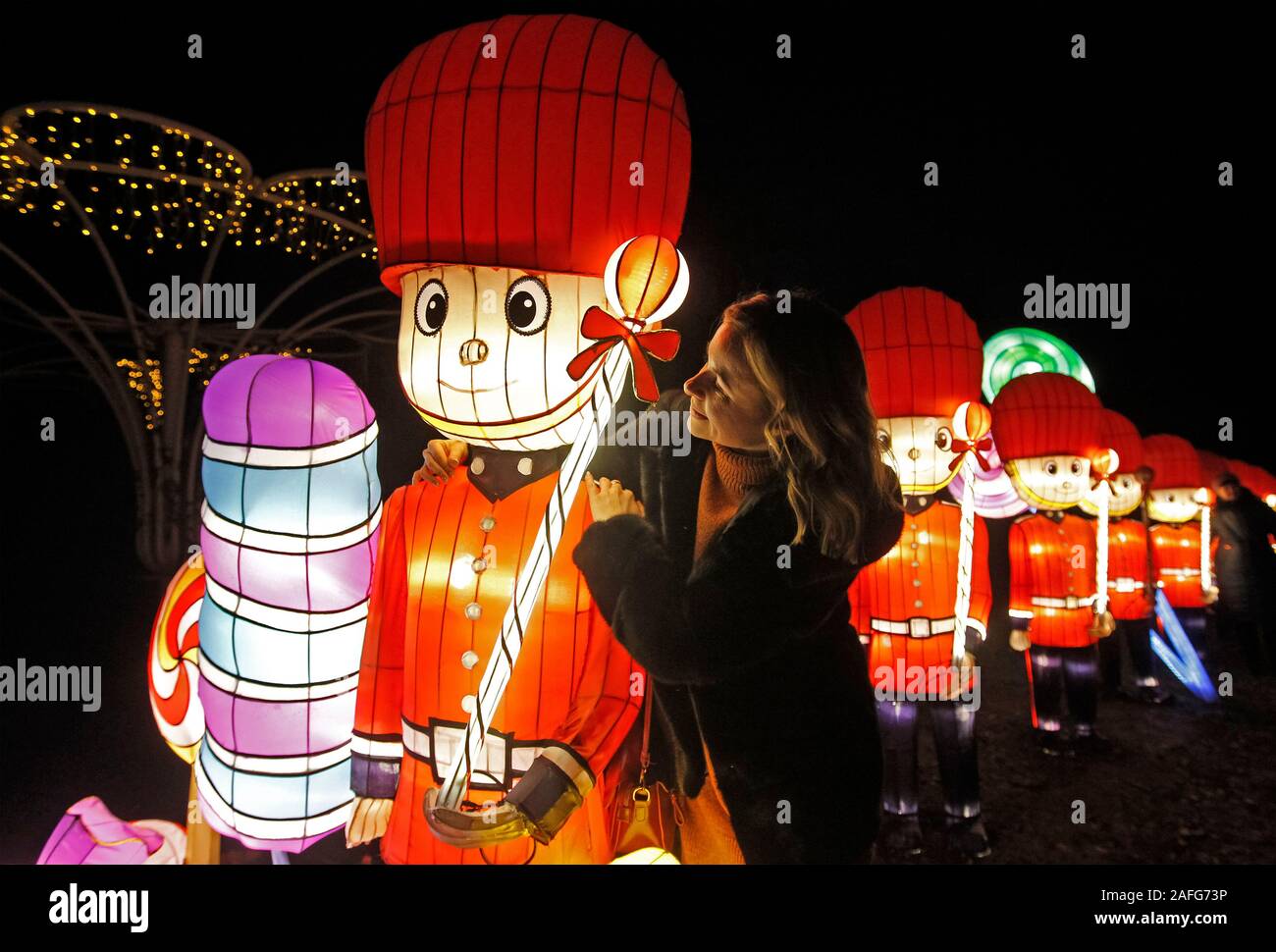 Le figure giganti da lanterne sono visibili durante il festival.Oltre 30 giganti da lanterne, incluso il leggendario esercito di terracotta, la Grande Muraglia della Cina, il mondo sottomarino, caratteri di cinese antichi racconti e leggende, Cinese zoo, paradiso degli uccelli, fenicotteri, esperti e altri incredibili installazioni che può essere visto dai visitatori durante la festa di Natale del gigante lanterne cinesi chiamato leggende della Cina, a Kiev in Ucraina. Foto Stock