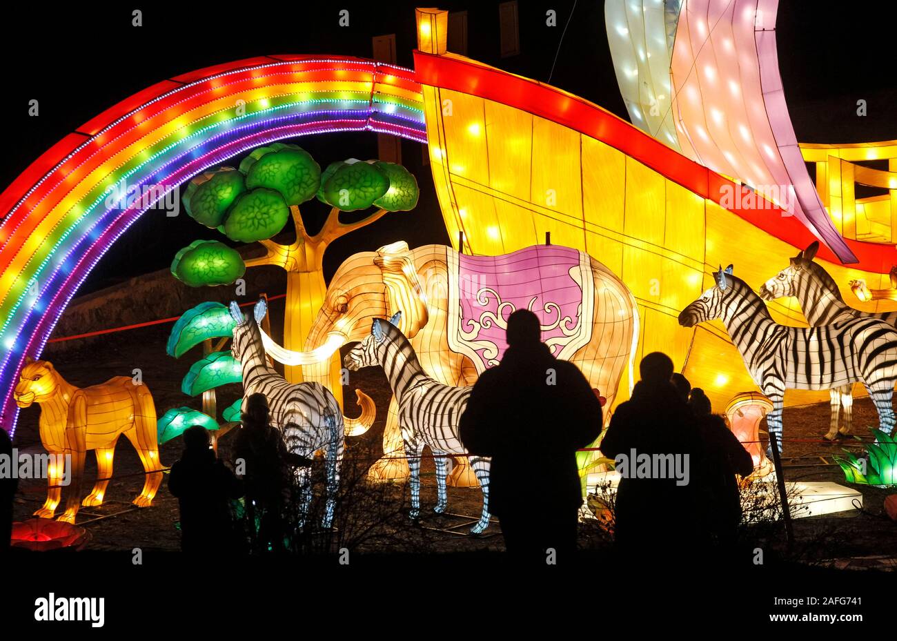 Le figure giganti da lanterne sono visibili durante il festival.Oltre 30 giganti da lanterne, incluso il leggendario esercito di terracotta, la Grande Muraglia della Cina, il mondo sottomarino, caratteri di cinese antichi racconti e leggende, Cinese zoo, paradiso degli uccelli, fenicotteri, esperti e altri incredibili installazioni che può essere visto dai visitatori durante la festa di Natale del gigante lanterne cinesi chiamato leggende della Cina, a Kiev in Ucraina. Foto Stock