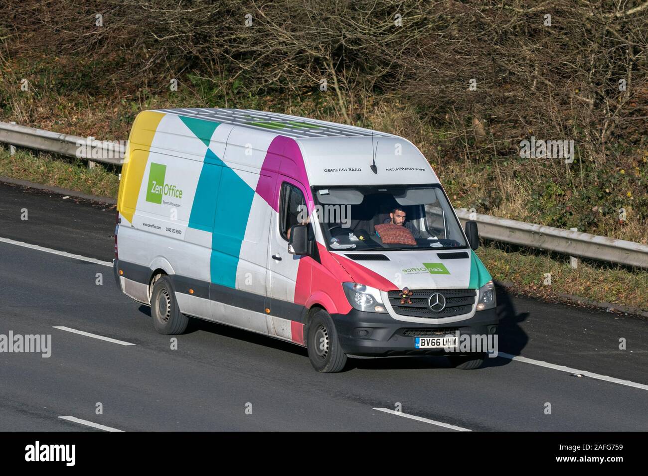 ZenOffice Haulage furgoni, camion, trasporto, carrello, cargo carrier, Mercedes Benz, commerciali, trasporti, industria, M6 a Lancaster, Regno Unito Foto Stock