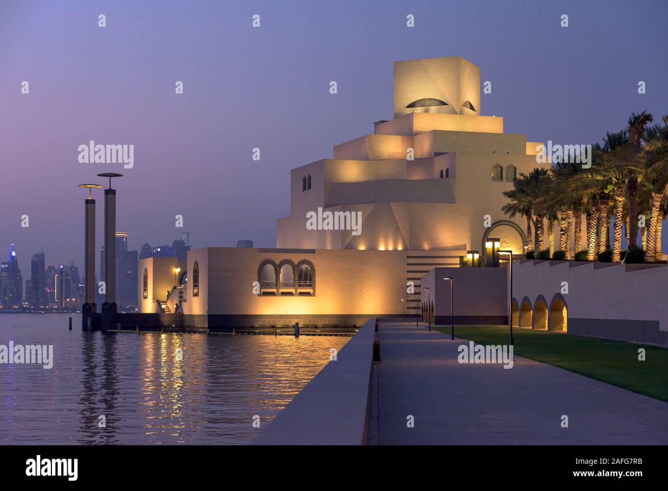 Vista serale del Museo di Arte Islamica, Doha, Qatar Foto Stock