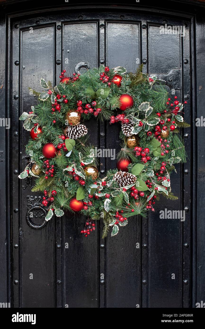 Ghirlanda di Natale su un vecchio legno nero porta in Stratford Upon Avon, Warwickshire, Inghilterra Foto Stock