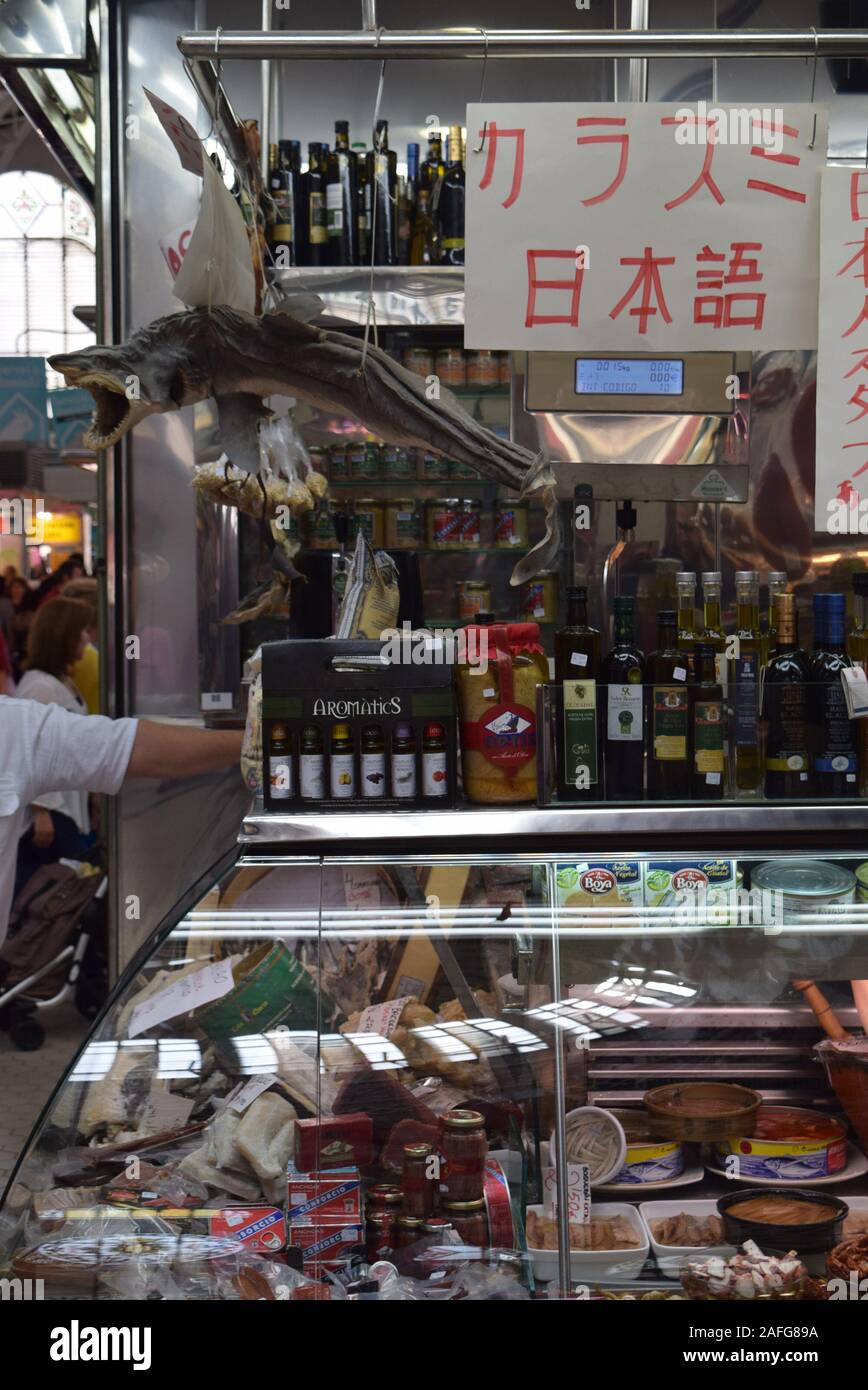 Stallo del fornitore presso il Mercato Centrale di Valencia. Foto Stock