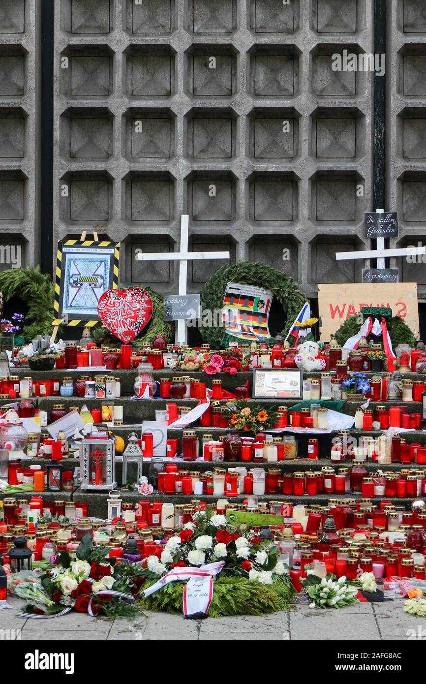 Candele e corone in memoria di Berlino attacco carrello 2016 vittime a fasi di Breitscheidplatz Neue Kirche in Berlin, Germania Foto Stock