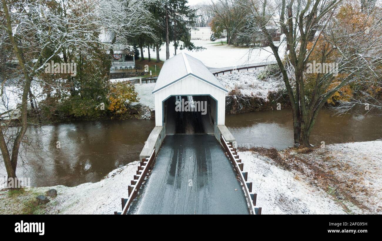 Ponte coperto in prima neve, tradizionale ponte di legno in Pennsylvania, Keller's Mill in Lancaster, PA Foto Stock