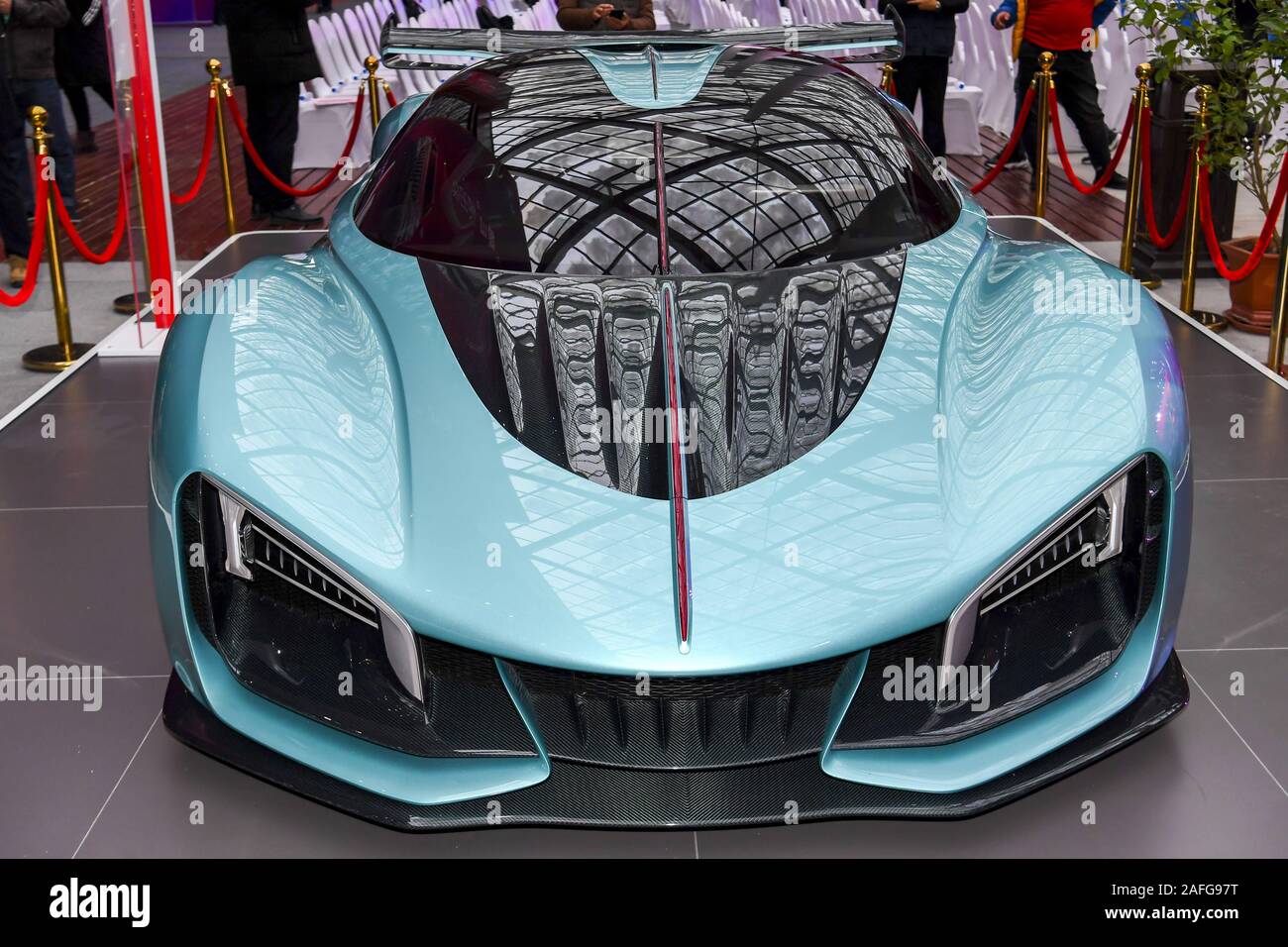 Chn, CHN, Cina. Xvi Dec, 2019. Cina-su dicembre 15, 2019, il primo super car modello di Hong Qi marca -- Hong Qi S9 concept car.La nuova vettura è fatta di ultraleggeri in fibra di carbonio con una V8T ibrido sistema di potenza e una potenza massima di 1.037 kilowatt. Credito: SIPA Asia/ZUMA filo/Alamy Live News Foto Stock