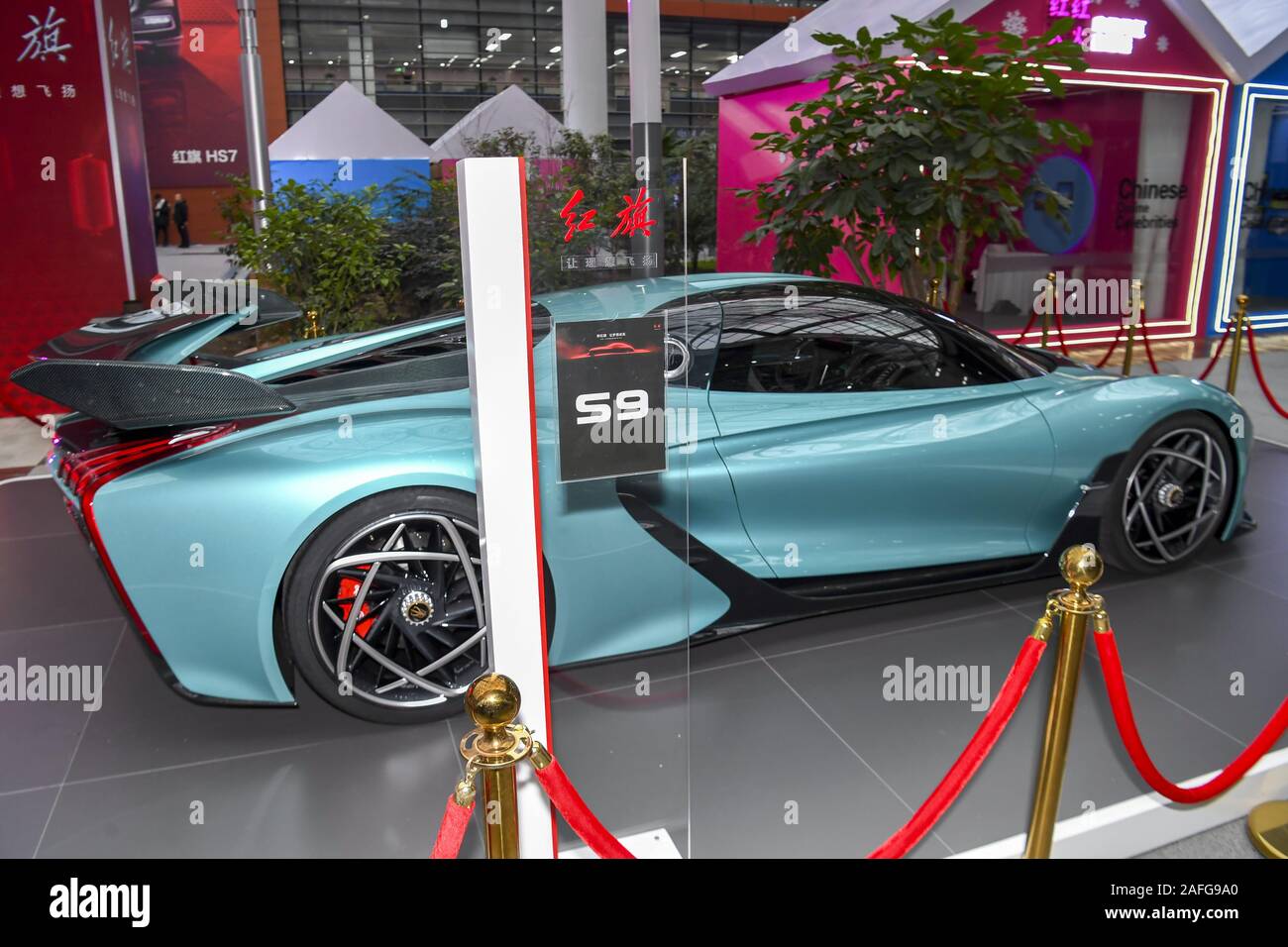 Chn, CHN, Cina. Xvi Dec, 2019. Cina-su dicembre 15, 2019, il primo super car modello di Hong Qi marca -- Hong Qi S9 concept car.La nuova vettura è fatta di ultraleggeri in fibra di carbonio con una V8T ibrido sistema di potenza e una potenza massima di 1.037 kilowatt. Credito: SIPA Asia/ZUMA filo/Alamy Live News Foto Stock