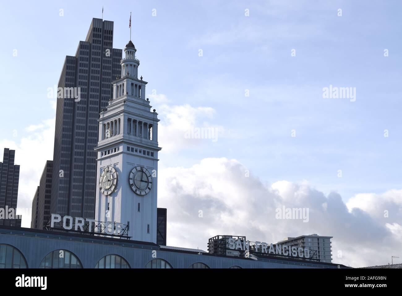 Facciata orientale dell'Edificio Traghetto che mostra il Porto di San Francisco segno. 4 Embarcadero Center di telai in background. Foto Stock