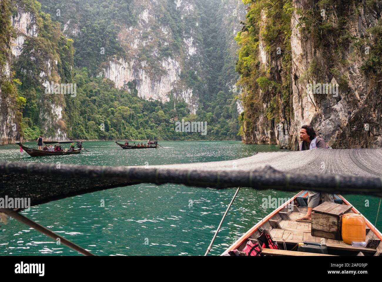Tour in barca sulla Lan Cheow lago in Khao Sok National Park, Thailandia Foto Stock
