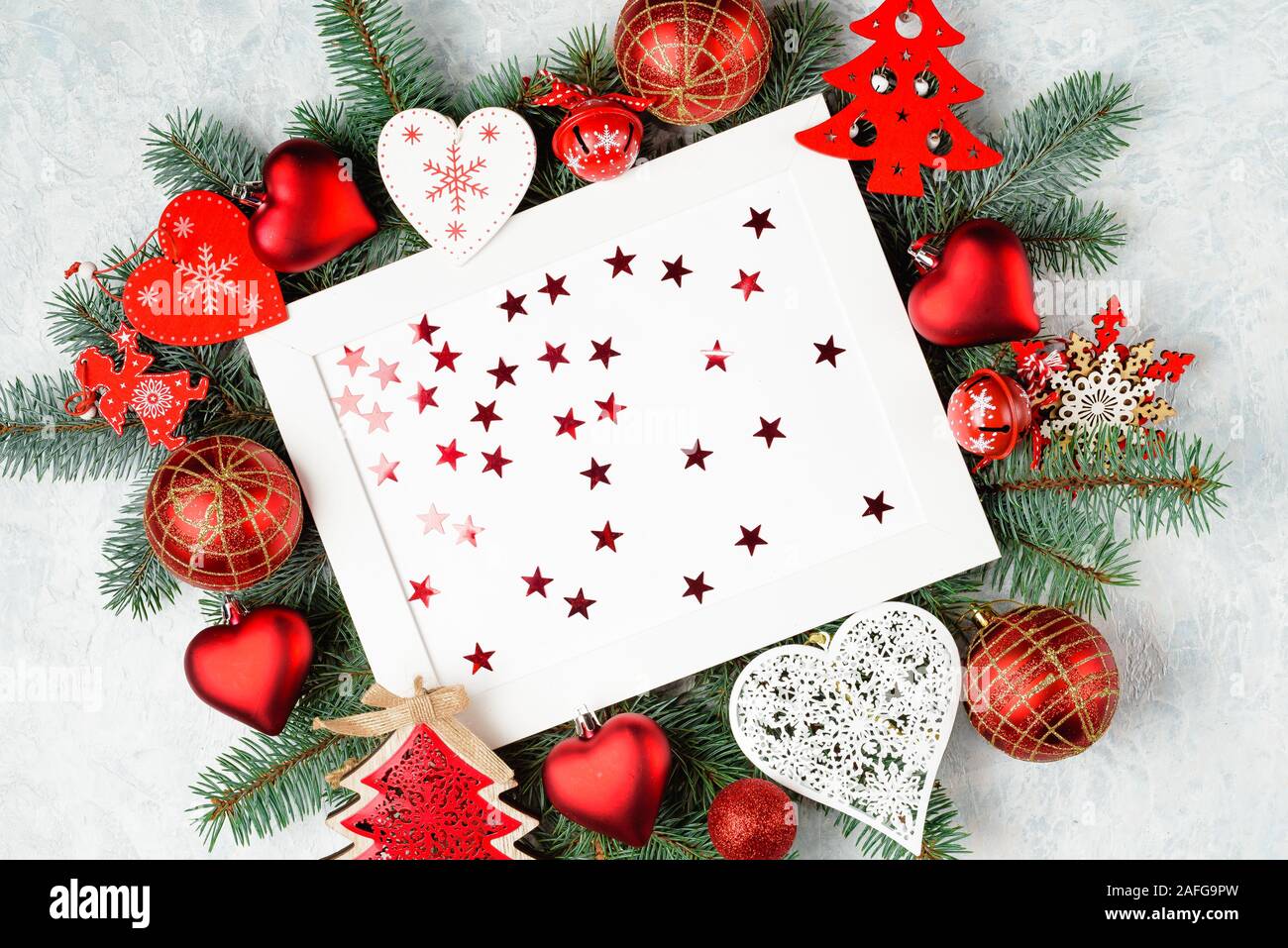 Rosso sfondo di Natale, telaio decorato con decorazioni di Natale, cuore, a sfera albero di natale, stella, Angelo, bell, spazio per il testo Foto Stock