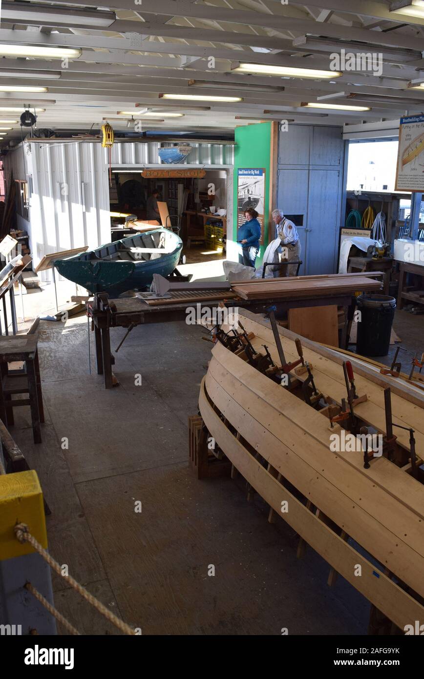 Park Rangers lavori di restauro e conservazione di scafi a San Francisco Maritime National Historic Park. Foto Stock