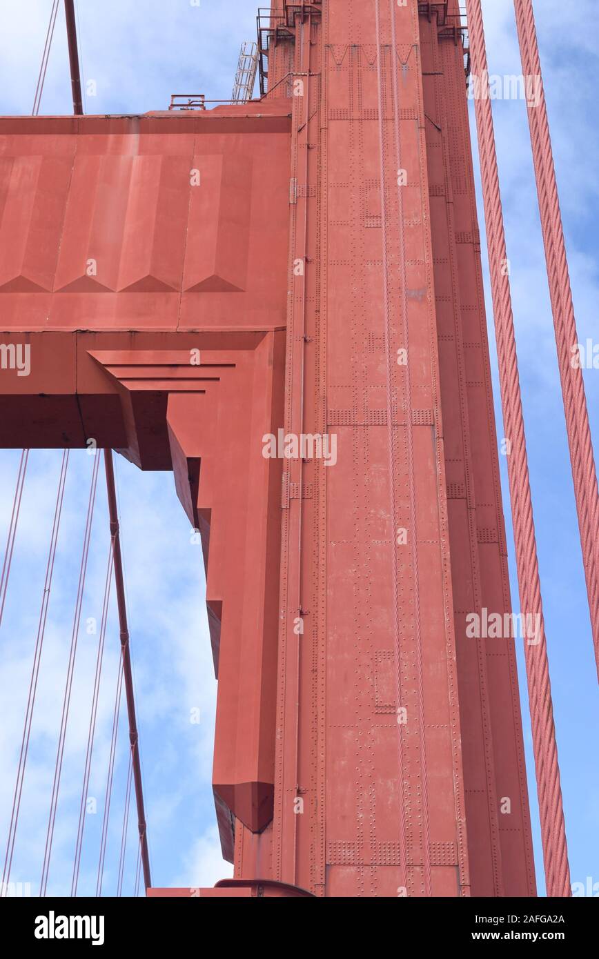 Closeup viste della struttura Torre del Ponte Golden Gate. Completato nel 1937, è considerato uno dei ponti più belli del mondo. Foto Stock