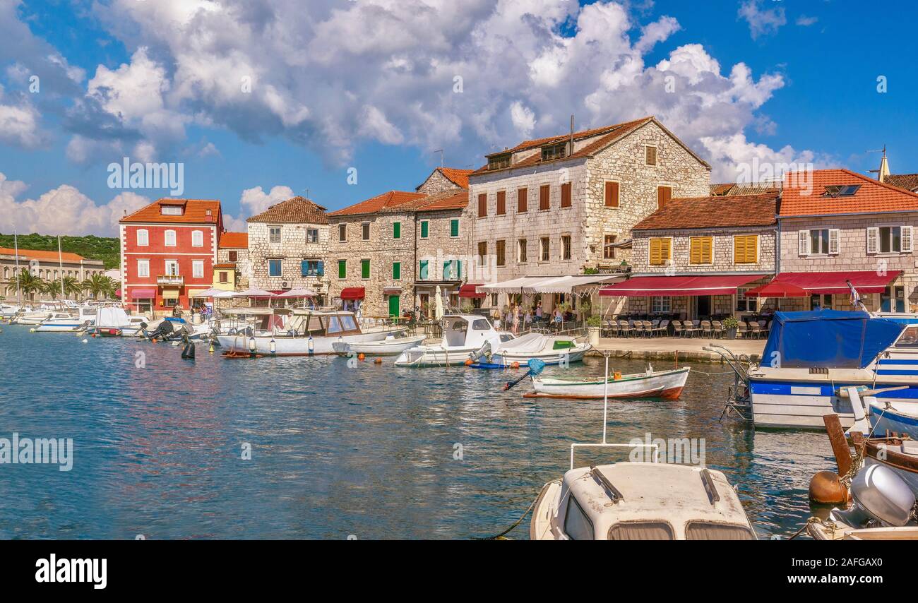 L'adriatico città costiera di Stari Grad, Isola di Hvar, Croazia. Vivid sky, tegole e facciate di edifici della zona fronte mare. Foto Stock