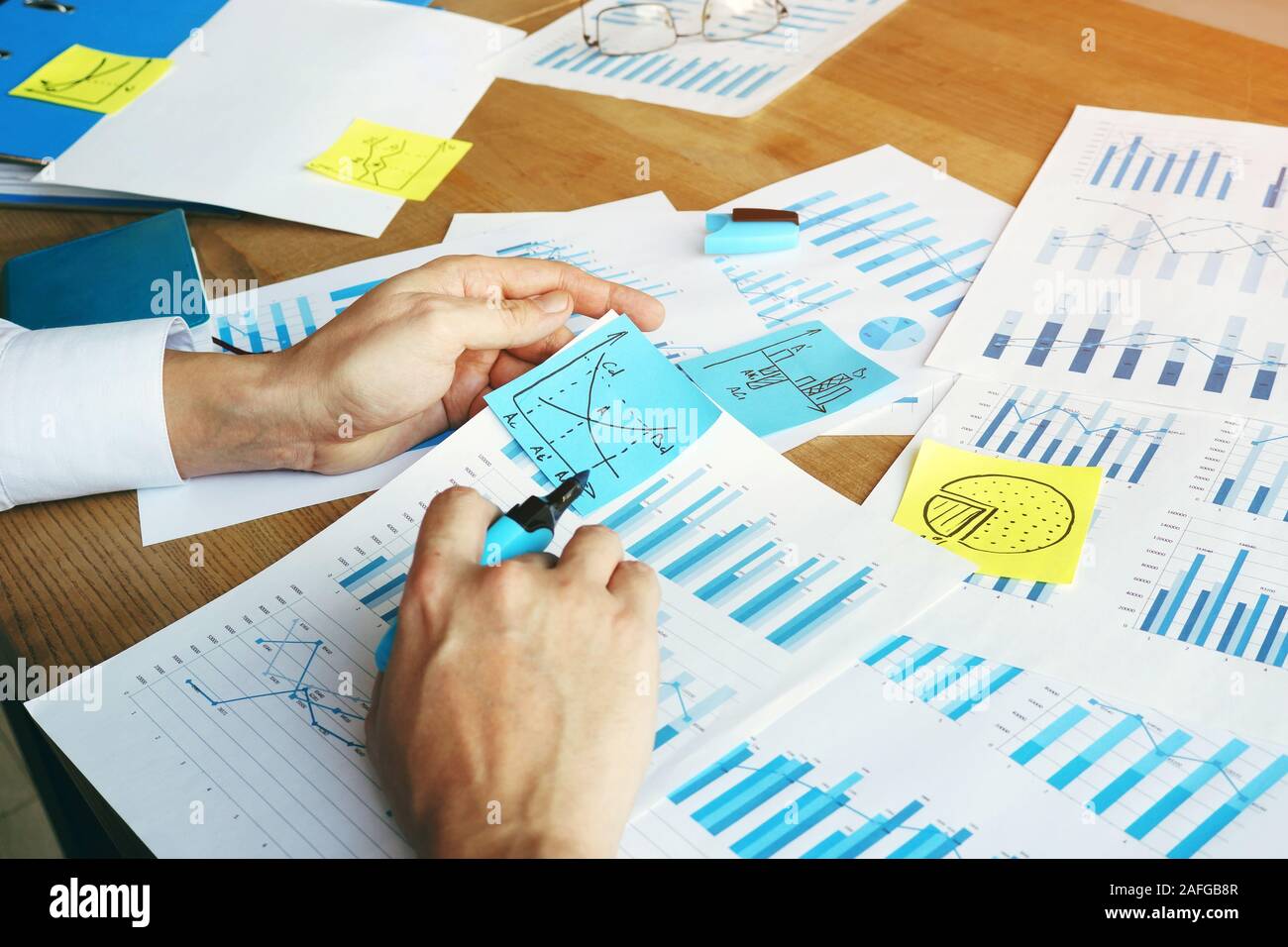 Revisore dei conti è il controllo di report finanziari con tabelle e grafici aziendali. Foto Stock